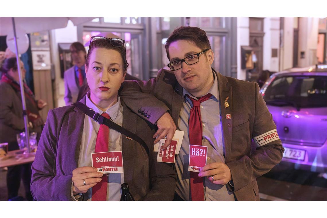 „Die Partei“ und ihr Intimfeind Merz – was darf Satire? Angehörige der „Hintner-Jugend“ werben für „Die Partei“.
