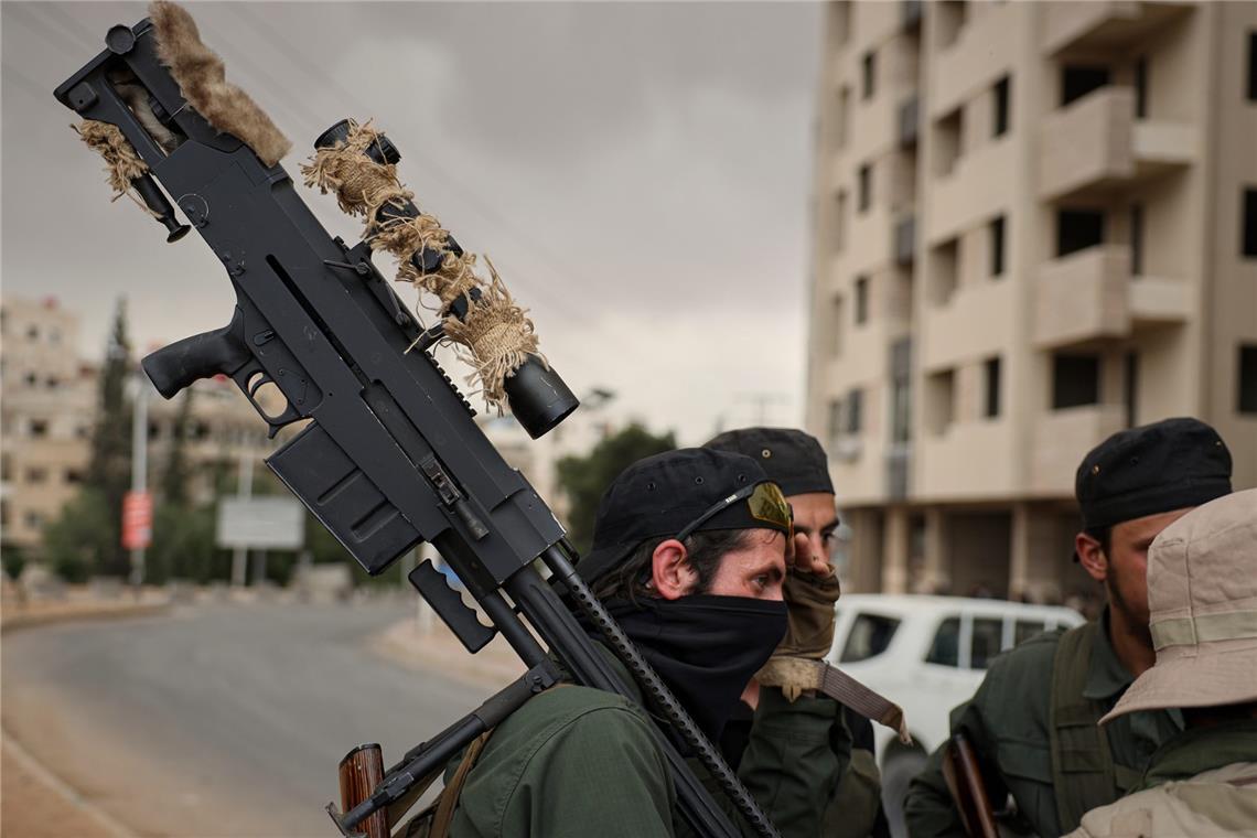 Angehörige der syrischen Sicherheitskräfte bei einem Einsatz am Rande der Stadt Scharaja, südlich von Damaskus.