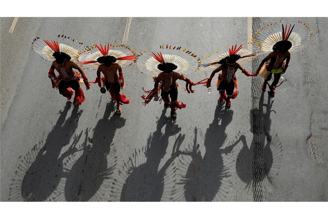 Angehörige des indigenen Volks der Karaja nehmen in Brasilia an einem Marsch im Rahmen des Acampamento Terra Livre 2026 teil, einer indigenen Mobilisierung, die sich auf Landrechte und Umweltschutz konzentriert.