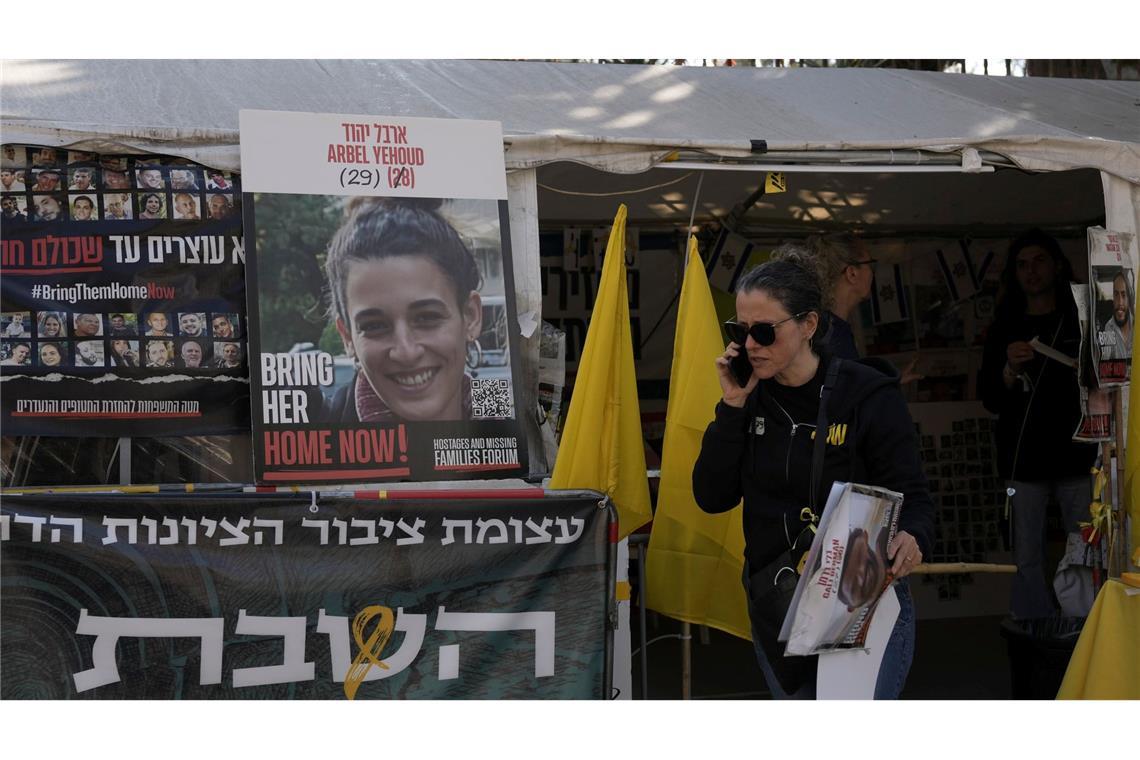 Freilassung weiterer Geiseln im Gazastreifen begonnen Angehörige protestieren regelmäßig für die Freilassung der Verschleppten - hier ein Plakat mit einem Bild der Deutsch-Israelin Arbel Yehud. (Archivbild)