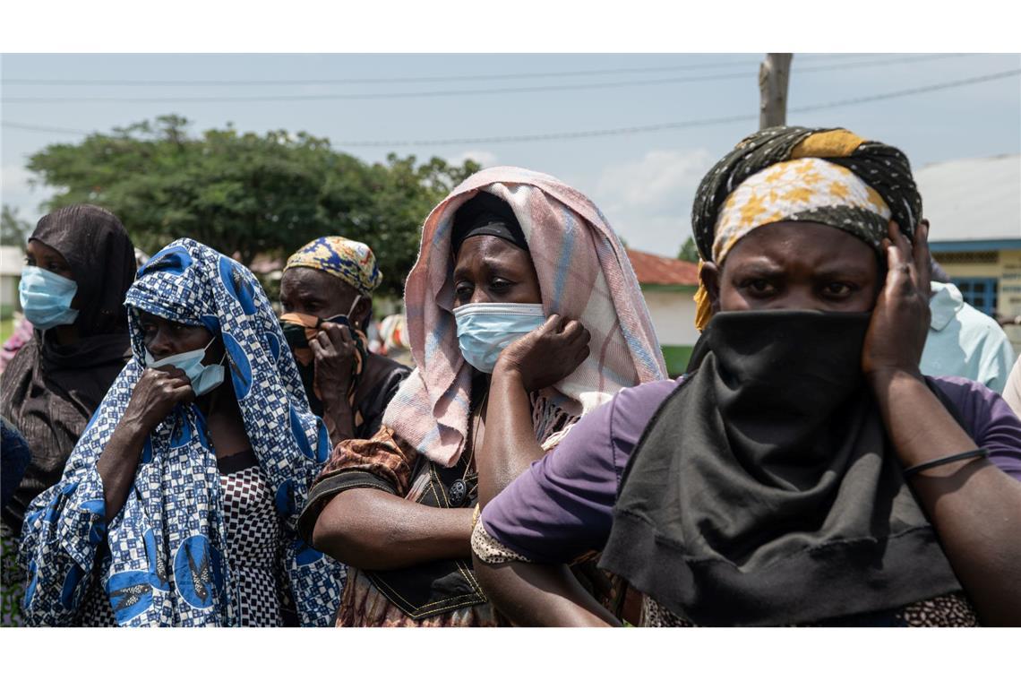 Angehörige sehen zu, wie an Ebola verstorbene Menschen aus einem Gesundheitszentrum in Rwampara, Kongo, gebracht werden.