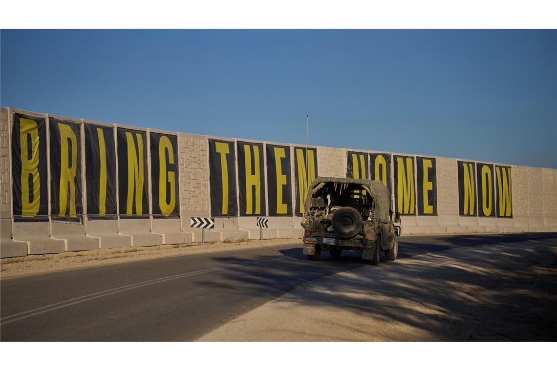 Hamas schürt Angst vor Verschwinden der Geiseln für immer Angehörige setzen sich seit Kriegsbeginn vor bald zwei Jahren unermüdlich für die Freilassung der Geiseln ein. (Archivbild)