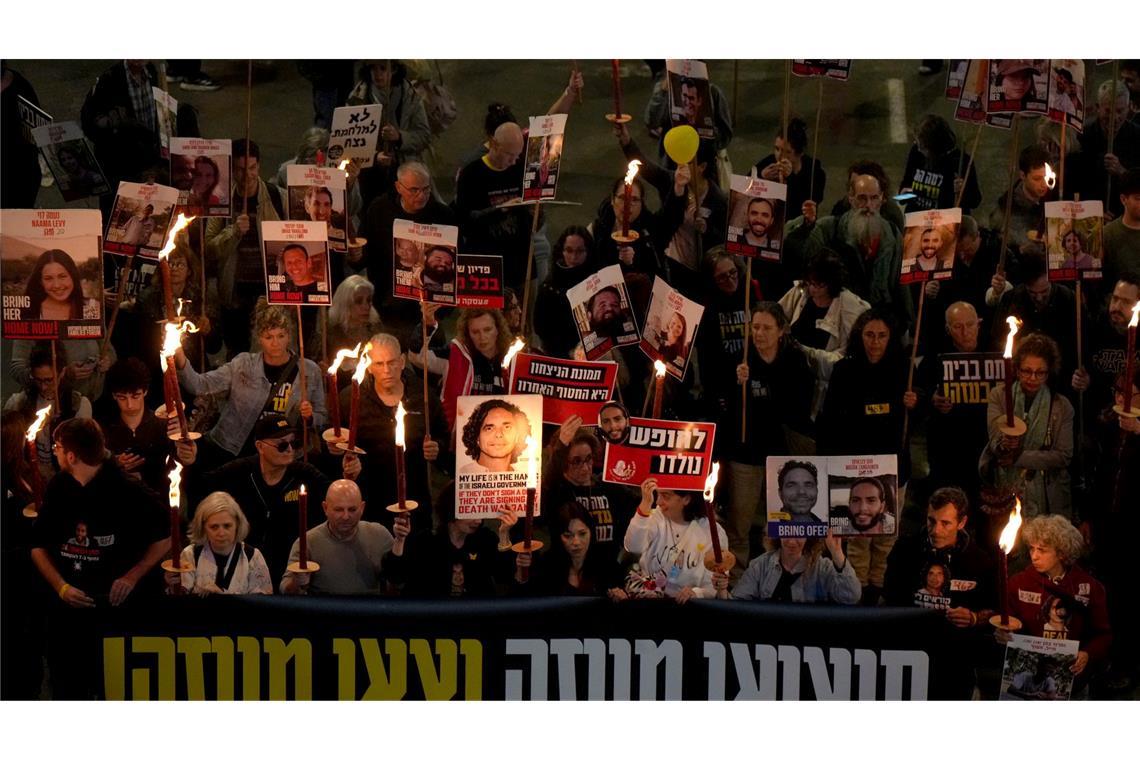 Katar verkündet Waffenruhe und Geisel-Deal im Gazastreifen Angehörige und Freunde der Geiseln nahmen in Tel Aviv am Abend an einer Demonstration teil.