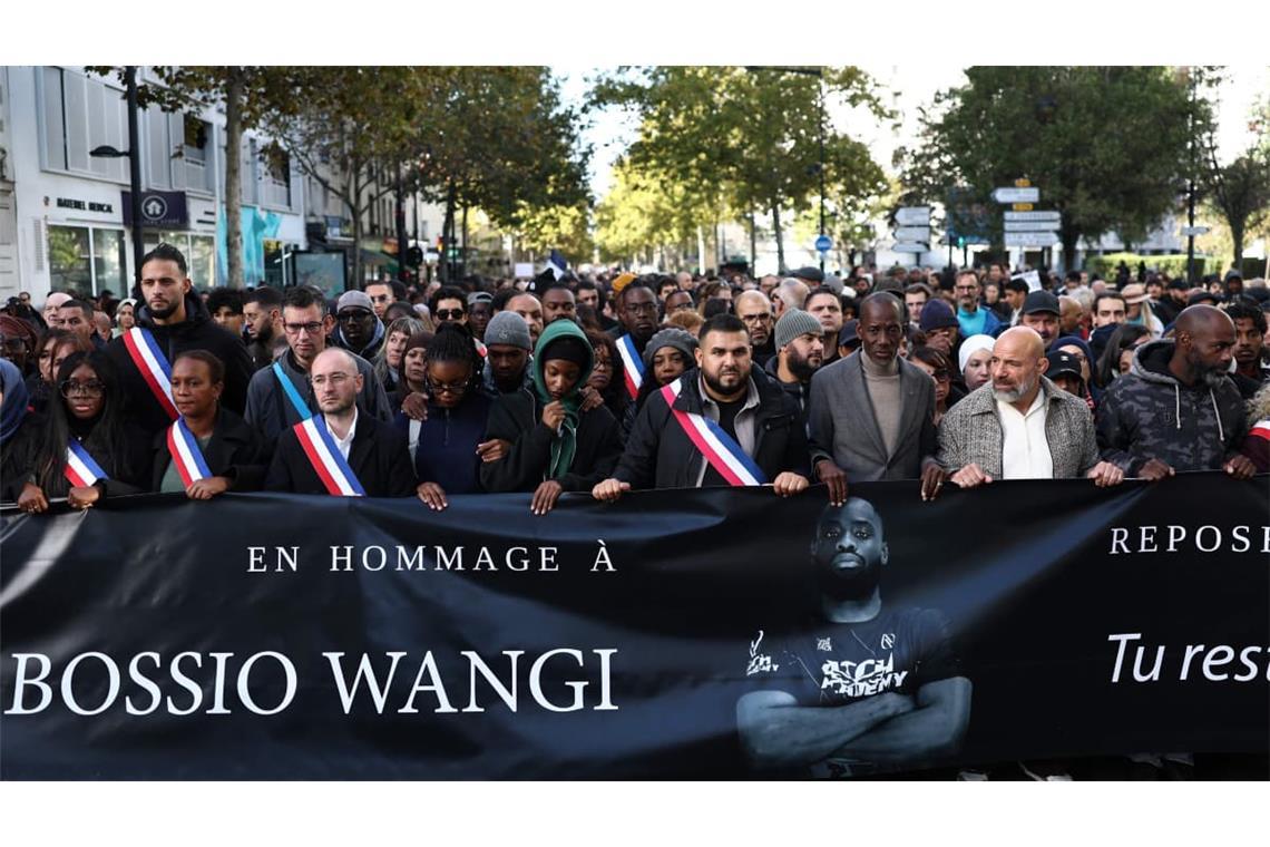 Angehörige und Freunde des getöteten Pengo Bossio Wangi trauern bei Paris.