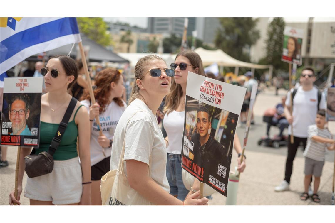Geisel-Freilassung erwartet – Druck auf Israel wächst Angehörige und Unterstützer der Geiseln versammelten sich in Israel vor der Freilassung einer Geisel.