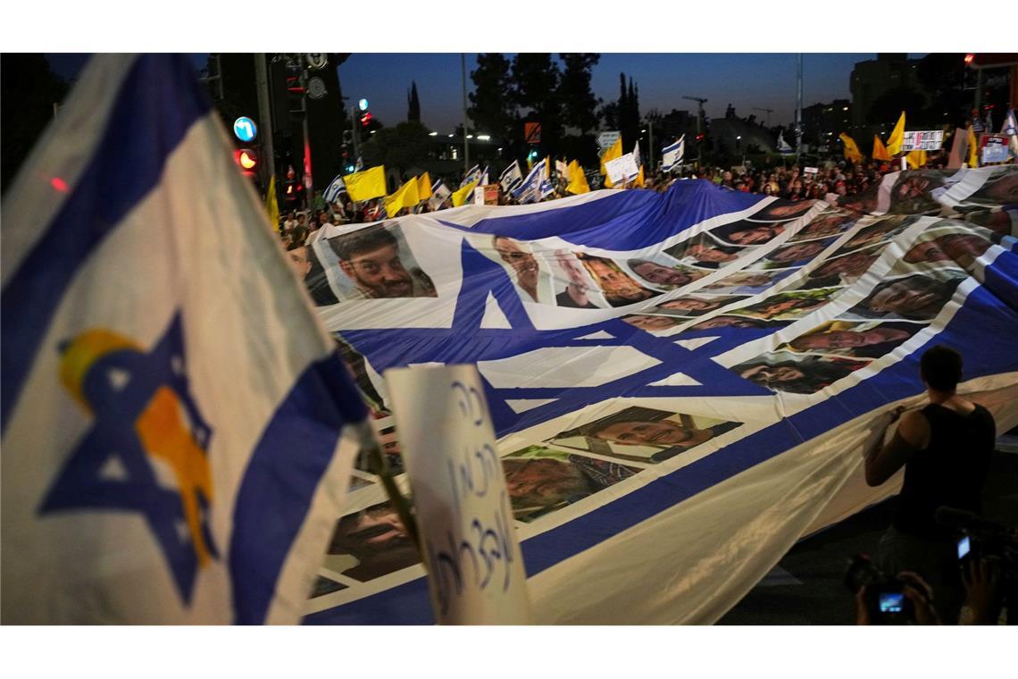 Bilder des Tages Angehörige und Unterstützer israelischer Geiseln demonstrieren vor dem Büro des Ministerpräsidenten in Jerusalem für deren Freilassung und ein Ende des Krieges.