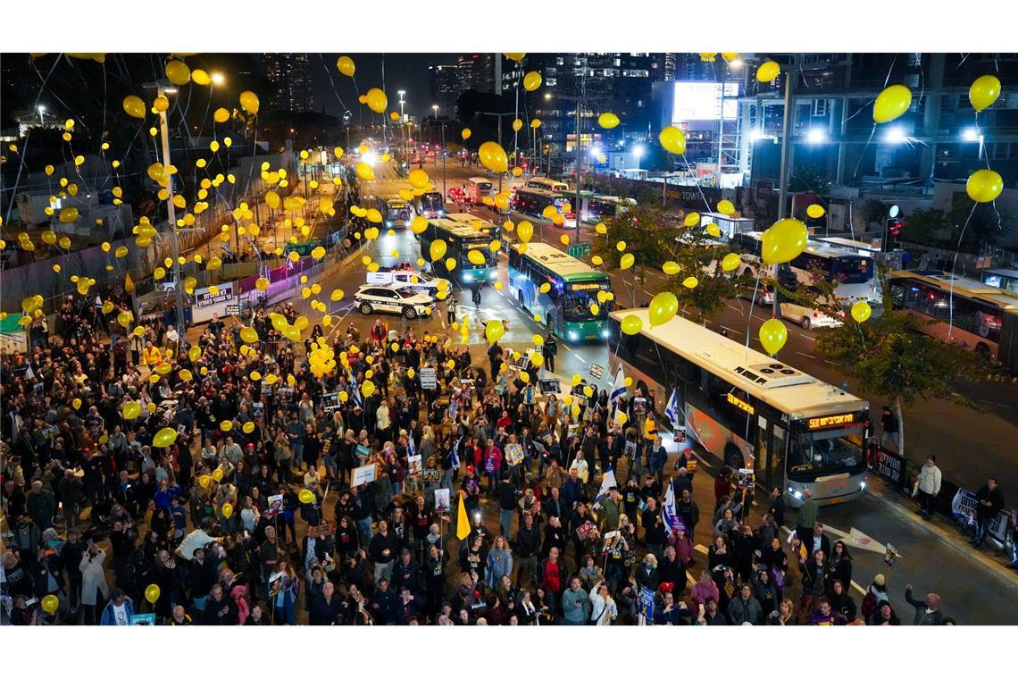 Bilder des Tages Angehörige und Unterstützer von Israelis, die von der Hamas im Gazastreifen als Geiseln festgehalten werden, nehmen an einer Kundgebung in Tel Aviv teil, bei der an 500 Tage Gefangenschaft erinnert und die Freilassung der verbliebenen Geiseln gefordert wird.