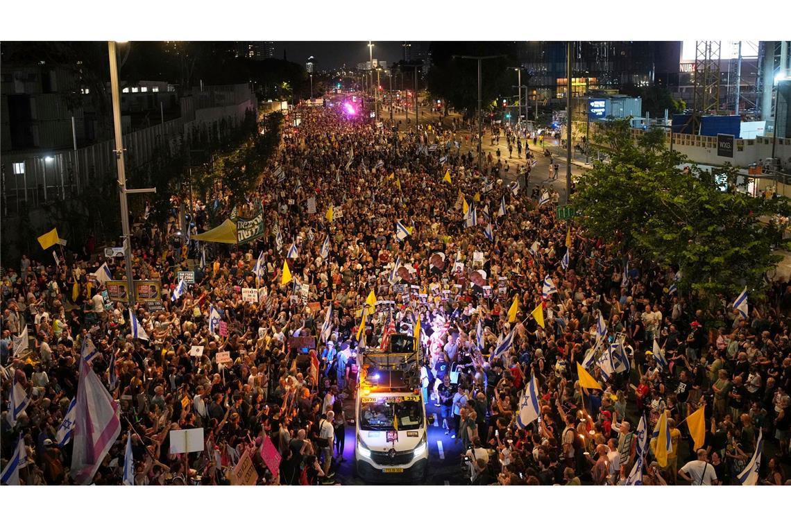 Bilder des Tages Angehörige und Unterstützer von israelischen Geiseln, die im Gazastreifen von der Terrororganisation Hamas festgehalten werden, nehmen an einer Kundgebung in Tel Aviv teil.