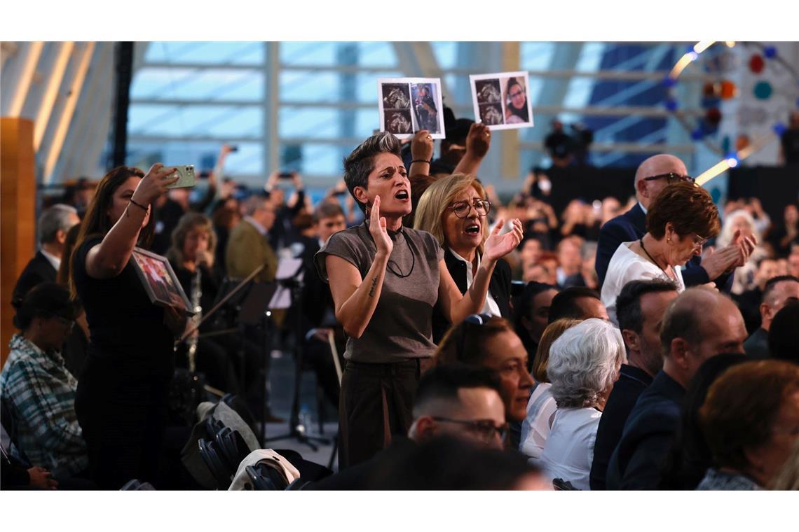 Angehörige von Opfern der Flutkatastrophe von Valencia protestieren bei der offiziellen Trauerfeier am ersten Jahrestag gegen die Teilnahme des Regionalregierungschefs Carlos Mazón. Sie werfen ihm Versagen am Tag der Katastrophe vor.
