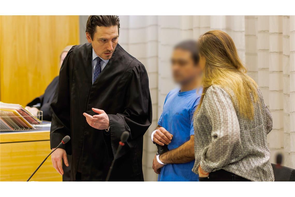 Mit Hähnchenschenkel zugeschlagen? 42-Jähriger vor Gericht Angeklagter reagiert vor Gericht auf Vorwürfe.