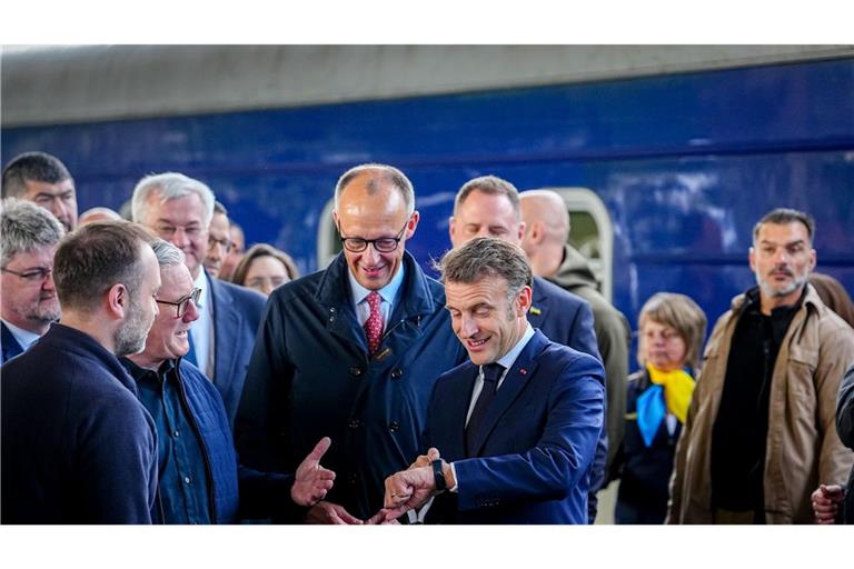 Angekommen: Friedrich Merz an der Seite des französischen Präsidenten Emmanuel Macron in Kiew.