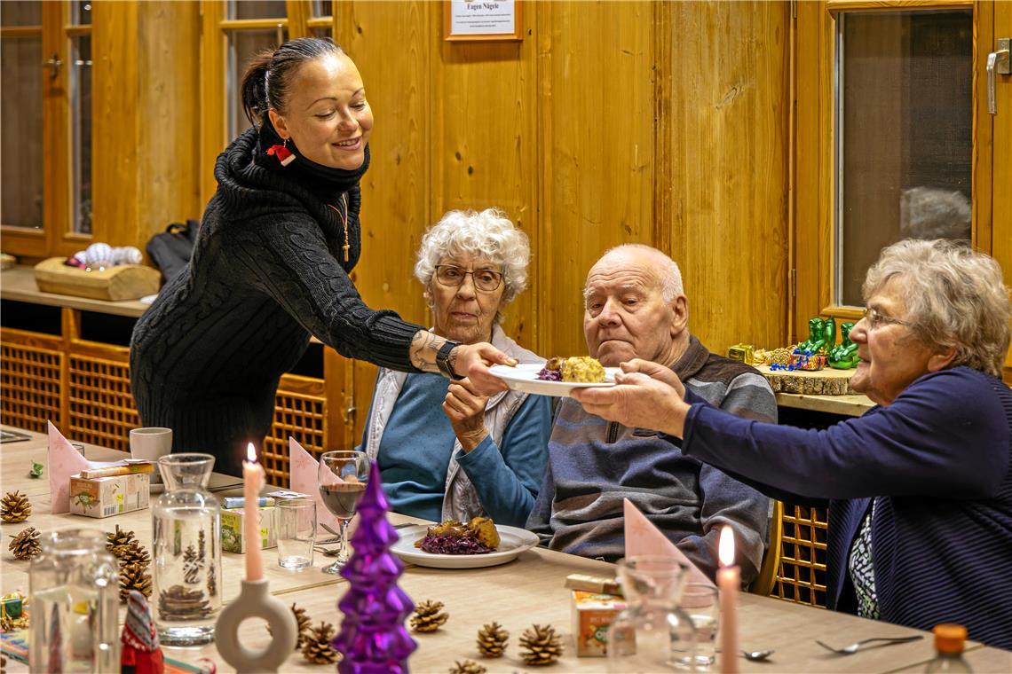 Familiäre Atmosphäre bei „Weihnachten nicht allein“ in Murrhardt Angela Kachel (links) versorgt die Gäste mit traditionellem Weihnachtsessen: Gans mit Rotkohl und Knödeln. Fotos: Stefan Bossow