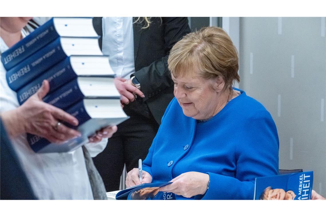 Bilder des Tages Angela Merkel signiert im Theater in Stralsund ihr Buch "Freiheit. Erinnerungen 1954 - 2021".