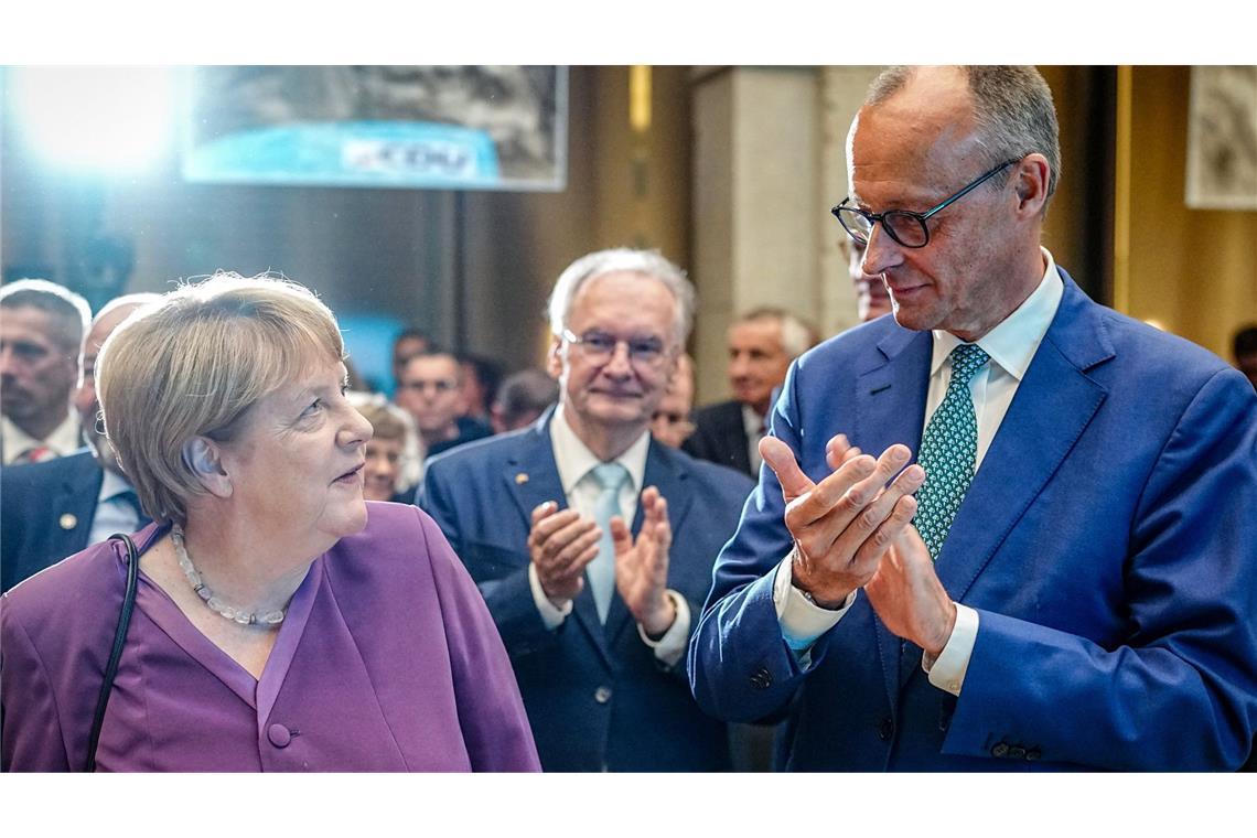 Merkel: „Wir haben viel geschafft“ - Kanzler Merz sieht es anders Angela Merkel verteidigt ihre Entscheidung zu Flüchtlingen von 2015. (Archivbild)