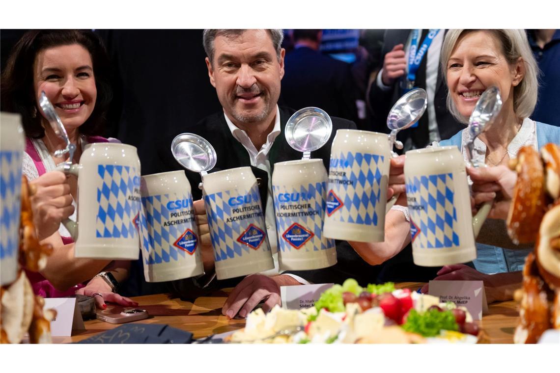 Angelika Niebler (r) ist eine der Stellvertreterinnen von CSU-Parteichef Markus Söder. Hier ist sie rechts zu sehen, wie sie mit Söder und Dorothee Bär (l) beim Politischen Aschermittwoch anstößt. (Archivbild)