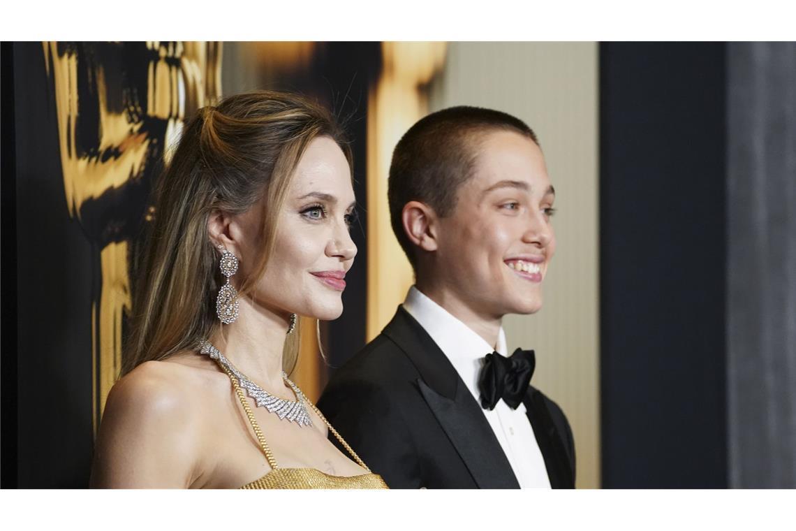 Angelina Jolie hat ihren Sohn dabei – und er sieht aus wie Brad Pitt Angelina Jolie mit ihrem Sohn Knox – der 16-Jährige sieht seinem Vater Brad Pitt sehr ähnlich.