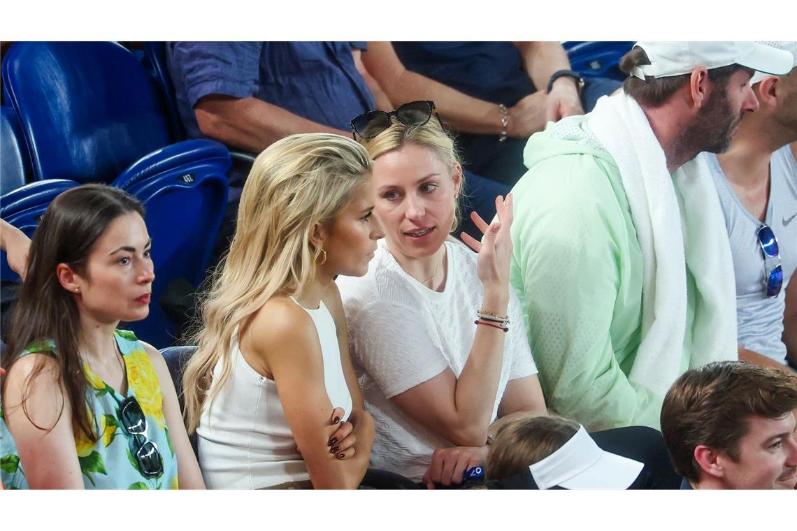 Angelique Kerber (3.v.l) bejubelte den Halbfinaleinzug von Alexander Zverev in der Arena.