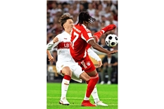 Angelo Stiller (li.) und der VfB unterlagen den Bayern um Michael Olise im Supercup.