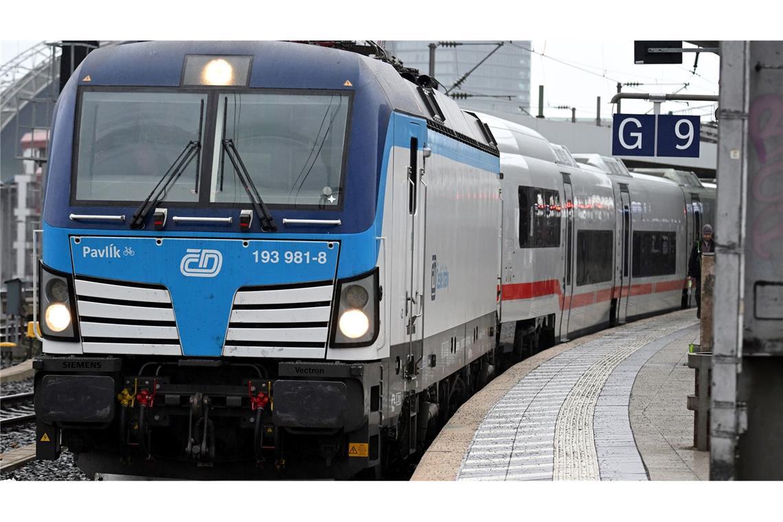 Angemietete Loks müssen derzeit wegen fehlender Zulassungen für den eigentlichen Steuerwagen noch den neuen ICE L ziehen.