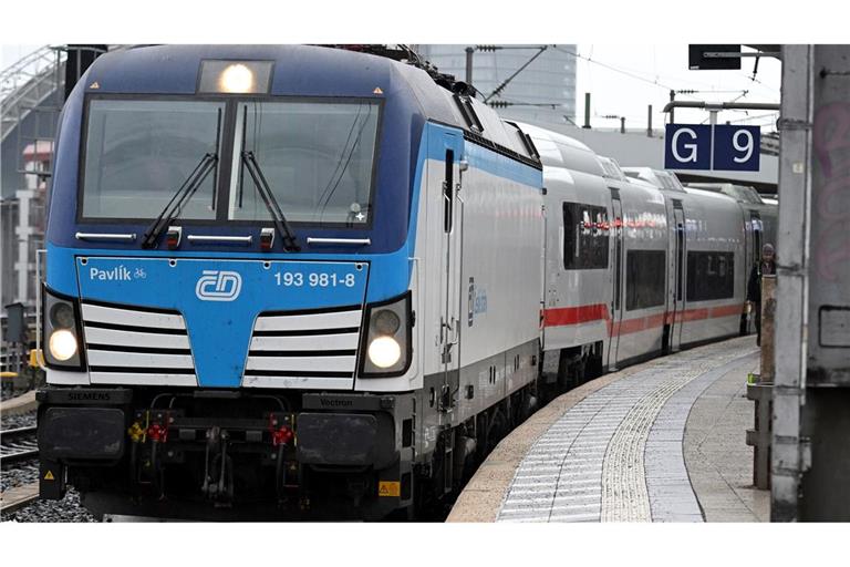 Angemietete Loks müssen derzeit wegen fehlender Zulassungen für den eigentlichen Steuerwagen noch den neuen ICE L ziehen.