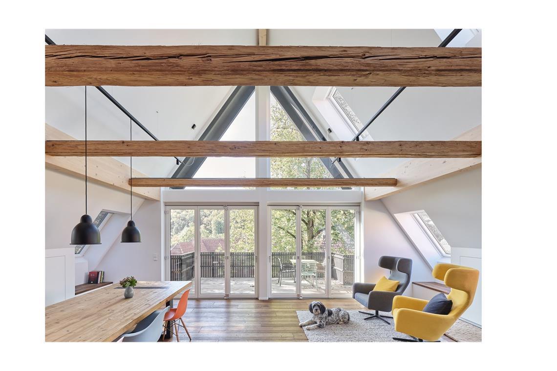 Angenehme Raumhöhe – Blick in den Ess- und Wohnbereich in Grafenau.