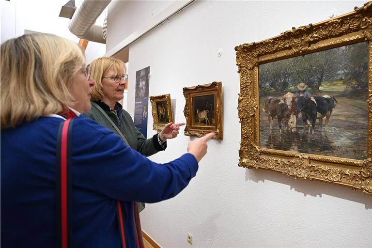 Angeregt unterhalten sich zwei Besucherinnen über ein Gemälde von Heinrich von Zügel. Fotos: Elisabeth Klaper