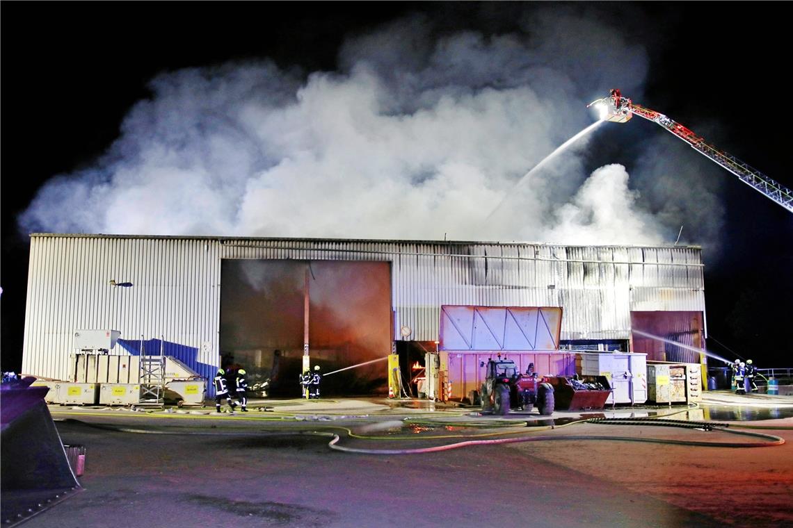 Großbrand auf dem Hof der AVB-Deponie in Kottweil Angesichts der angekündigten Hitze am heutigen Samstag wird die Halle weiterhin von der Feuerwehr beobacht, die mit Wärmebildkameras nach Glutnestern sucht. Foto: 7aktuell/Kevin Lermer