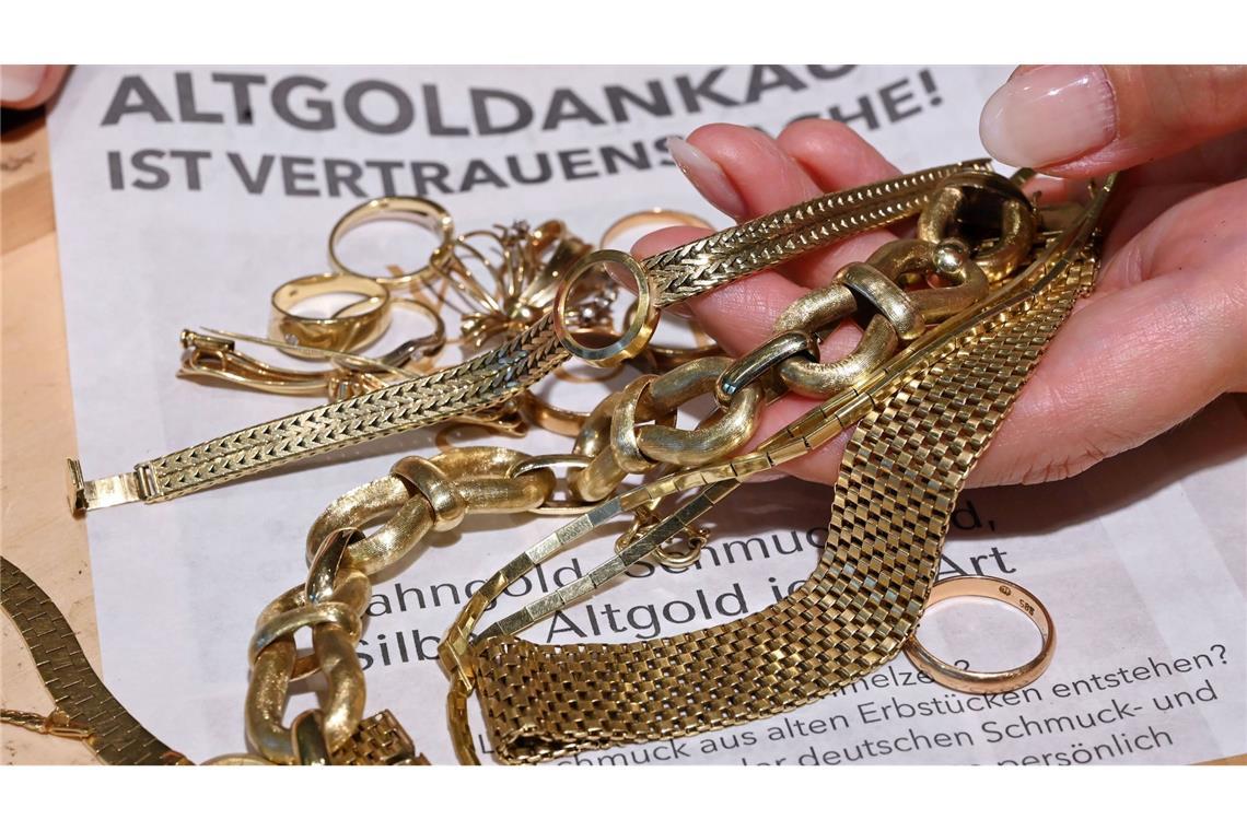 Angesichts steigender Preise verkaufen viele Menschen Altgold. (Archivbild)