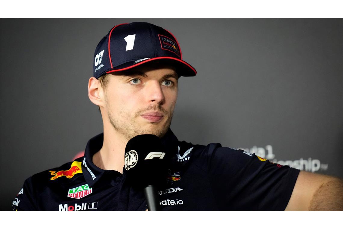 Wütender Verstappen mit Maulkorb - "Eis-Junge" nun WM-Primus Angesprochen auf die entscheidende Szene, verkneift sich Verstappen einen Kommentar.
