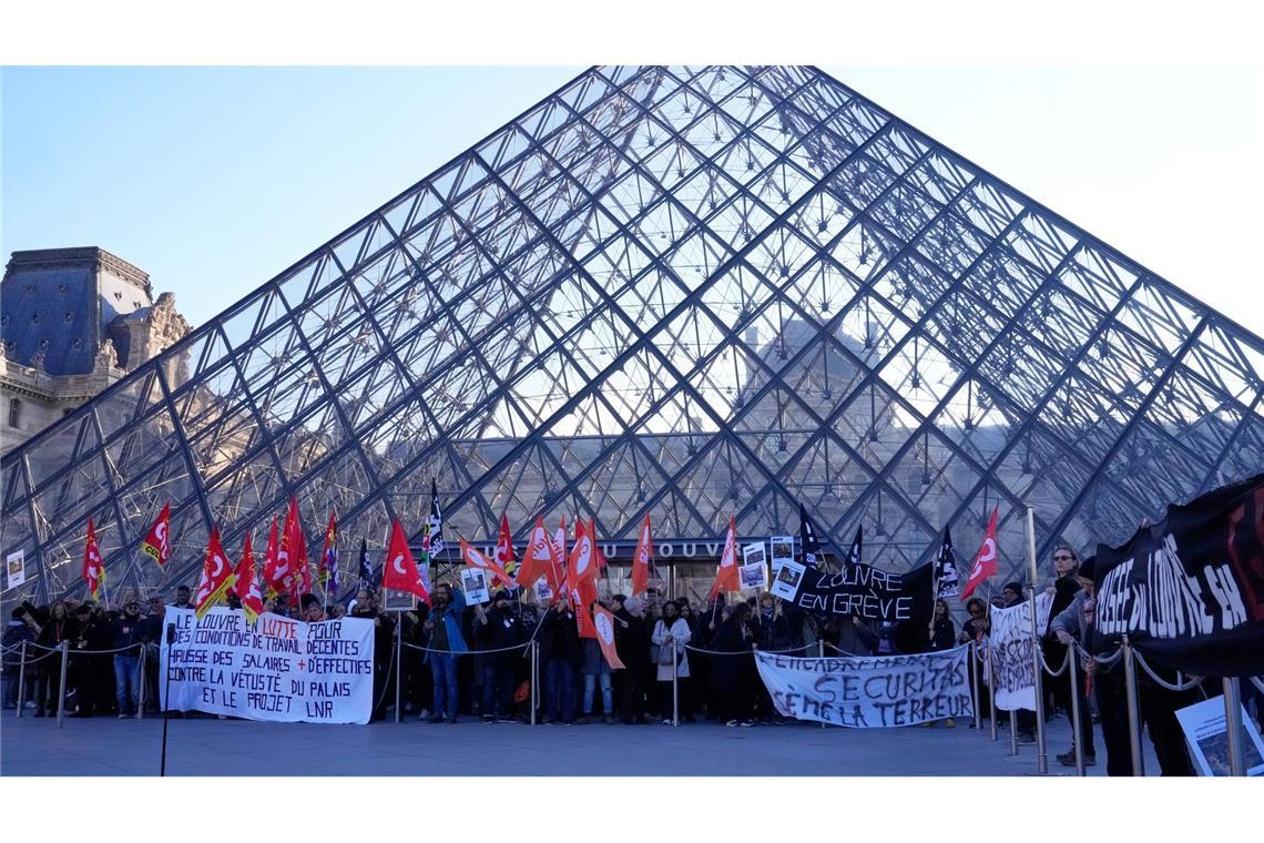 Angestellte vor der Glaspyramide im Louvre, nachdem sie für einen Streik gestimmt haben.