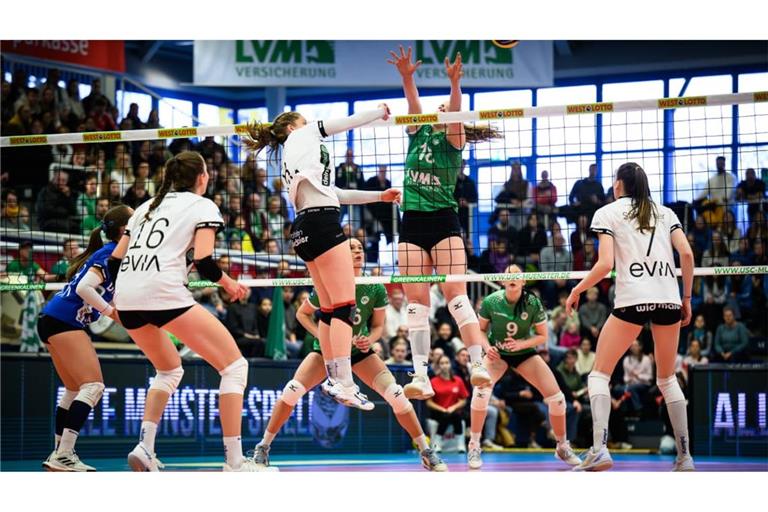 Angriff ist auch im Volleyball die beste Verteidigung: Die Blaubären des TSV Flacht mit Hanne Binkau (beim Schlag) am 18. Januar beim Spiel in der Sporthalle Berg Fidel des USC Münster.