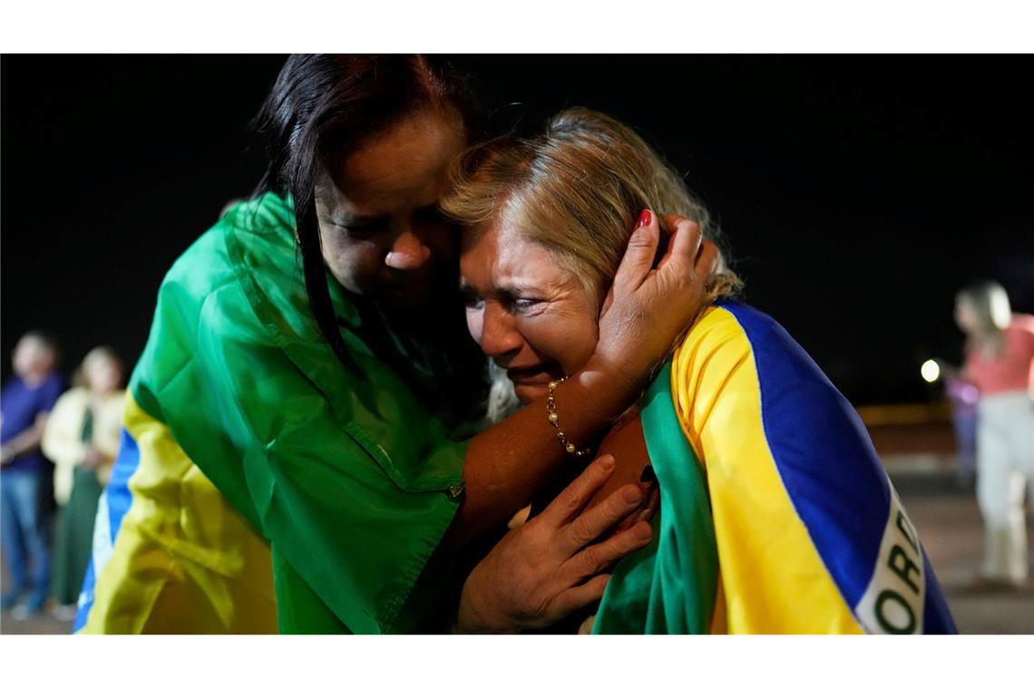 Anhänger Bolsonaros weinen während einer Mahnwache zu seiner Unterstützung.