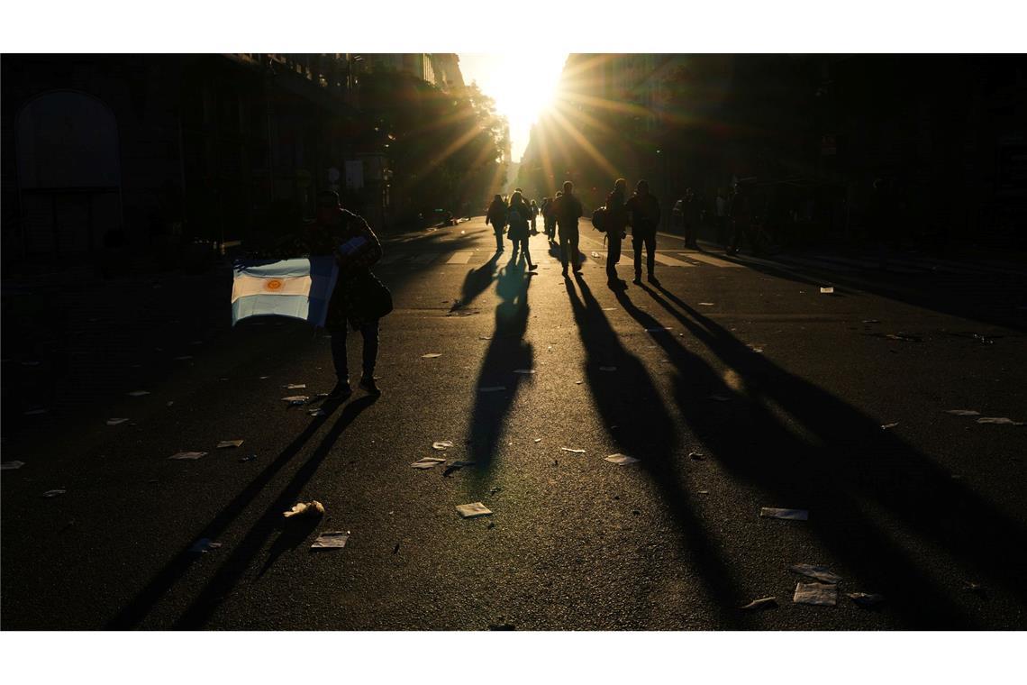 Bilder des Tages Anhänger der ehemaligen argentinischen Präsidentin Fernandez gehen am Ende einer Demonstration zu ihrer Verteidigung, nachdem sie die Verbüßung einer sechsjährigen Haftstrafe unter Hausarrest wegen Korruption begonnen hat.