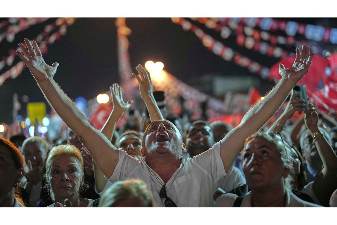 Anhänger der größten türkischen Oppositionspartei, der Republikanischen Volkspartei (CHP), während einer Rede des Parteivorsitzenden Özel bei einer Kundgebung.