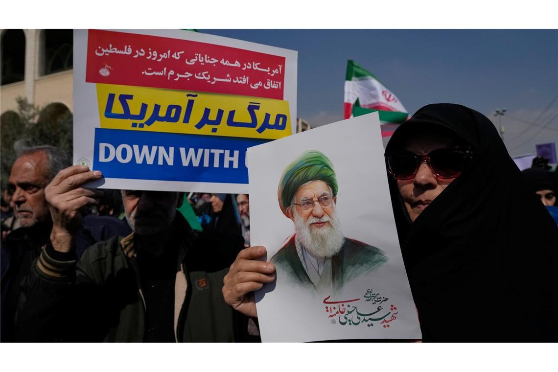 Anhänger der iranischen Regierung protestieren gegen die Angriffe.