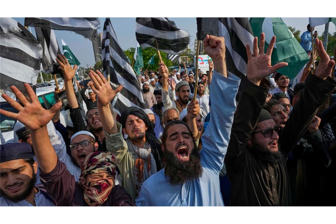 Bilder des Tages Anhänger der religiösen Partei "Jamiat Ulema-e-Islam-F" skandieren anti-indische Slogans während einer Demonstration zur Verurteilung der indischen Angriffe in Pakistan und zur Unterstützung des pakistanischen Militärs.