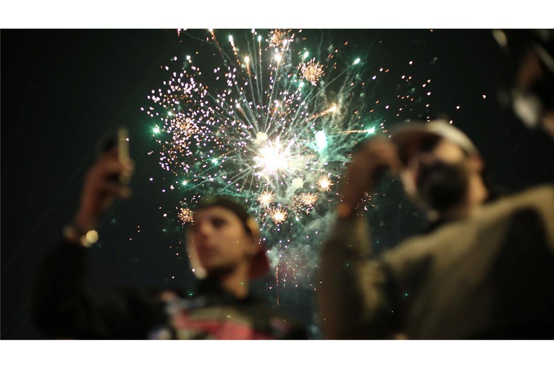 Anhänger des irakischen Ministerpräsidenten Mohammed Shia al-Sudani jubeln auf dem Tahrir-Platz nach der Bekanntgabe der vorläufigen Wahlergebnisse in Bagdad.