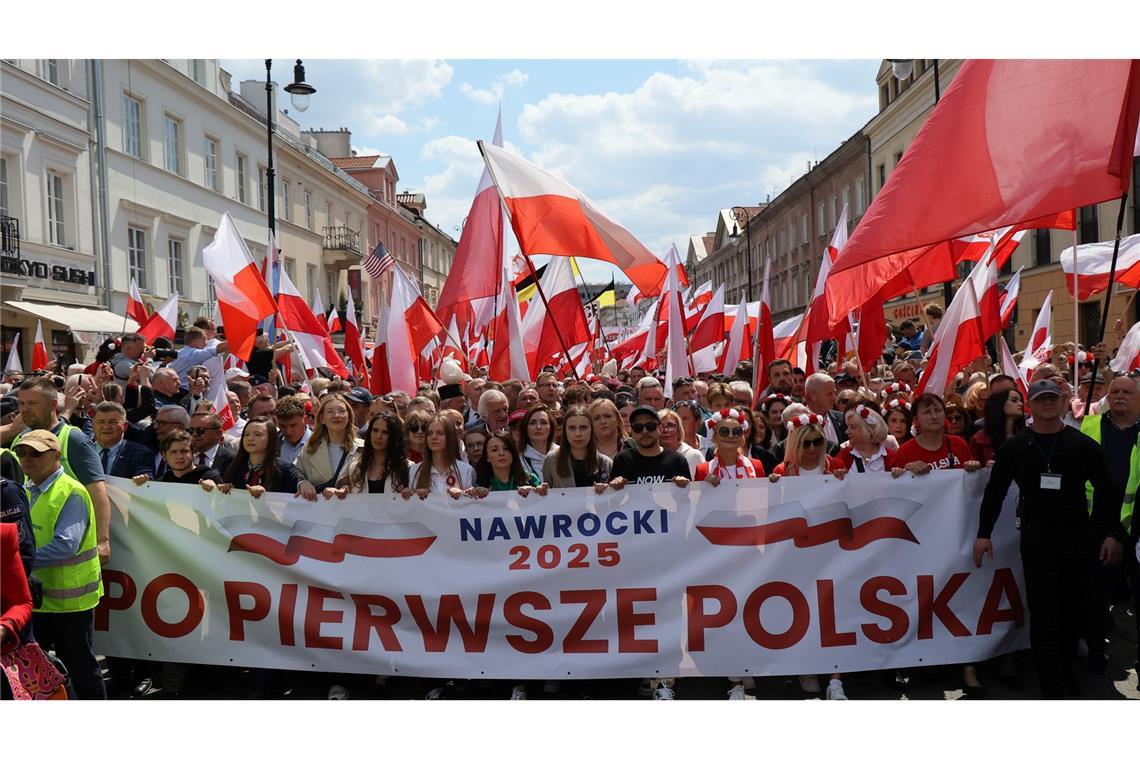 Parteien machen vor Präsidentenwahl in Polen mobil Anhänger des konservativen polnischen Präsidentschaftskandidaten Karol Nawrocki ziehen durch Warschau. (Foto aktuell)