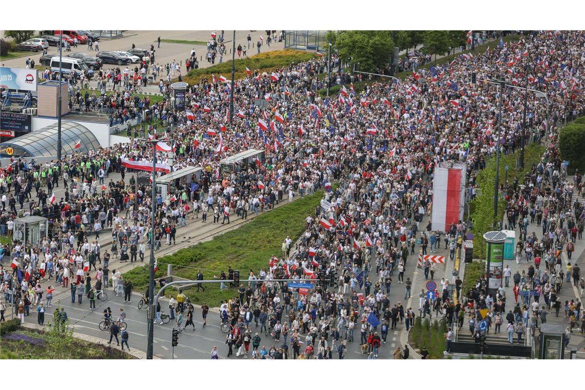 Parteien machen vor Präsidentenwahl in Polen mobil Anhänger des proeuropäischen polnischen Präsidentschaftskandidaten Rafal Trzaskowski demonstrieren in Warschau. (Foto aktuell)