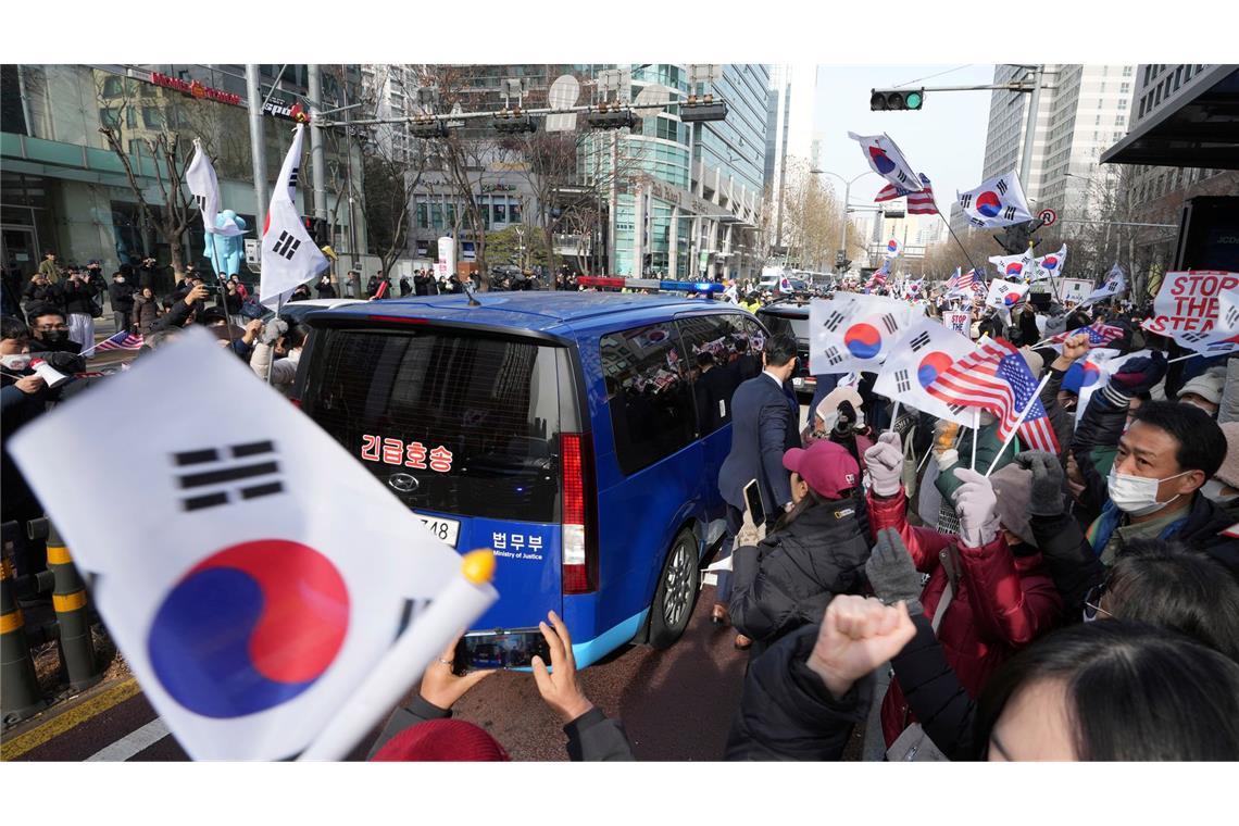 Südkoreas suspendierter Präsident Yoon muss in Haft bleiben Anhänger des suspendierten Präsidenten protestierten gegen das Vorgehen der Behörden.