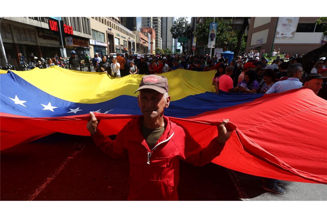 Anhänger des venezolanischen Staatschefs Maduro versammeln sich in der Stadtmitte und protestieren, nachdem US-Präsident Trump bekannt gegeben hat, dass der venezolanische Präsident gefangen genommen und aus dem Land ausgeflogen wurde.