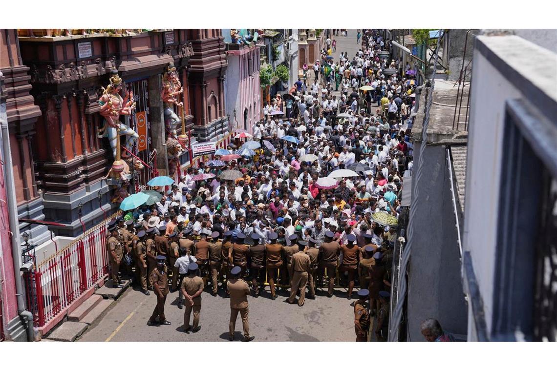 Bilder des Tages Anhänger des verhafteten ehemaligen Präsidenten Ranil Wickremesinghe demonstrieren in Colombo.