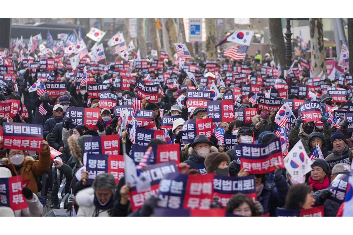Südkoreas suspendierter Präsident erklärt sich vor Gericht Anhänger Yoons demonstrierten in der Nähe des Verfassungsgerichts.