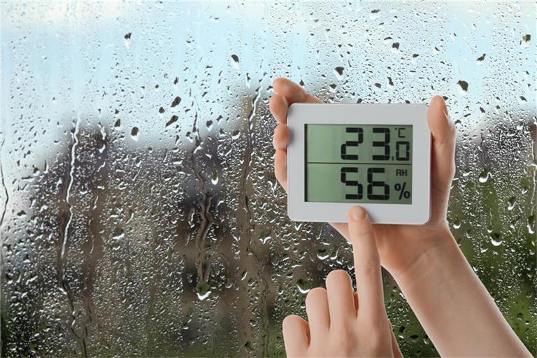 Anhaltendes Regenwetter sorgt aktuell für hohe Luftfeuchtigkeit in deutschen Wohnungen. Erfahren Sie 8 effektive Tipps, um die Luftfeuchtigkeit in Räumen zu senken (Winter & Sommer). So sorgen Sie für ein optimales Raumklima (Nässe & Schimmel vermeiden).