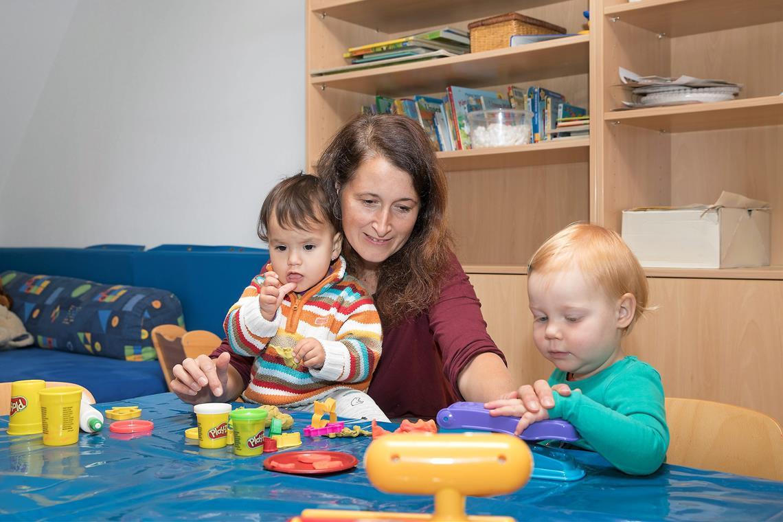 Seit 50 Jahren im Einsatz für Familien Anja Reinhart kümmert sich um Sofia (links) und Anni in der Kinderstube: eine wichtige Einrichtung des Vereins. Archivfoto: Jörg Fiedler