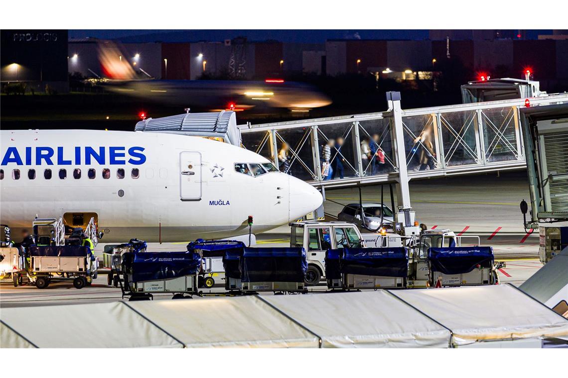 Flug mit Afghanen in Deutschland gelandet Ankunft in der niedersächsischen Landeshauptstadt: In Hannover ist ein Flieger aus Istanbul gelandet.