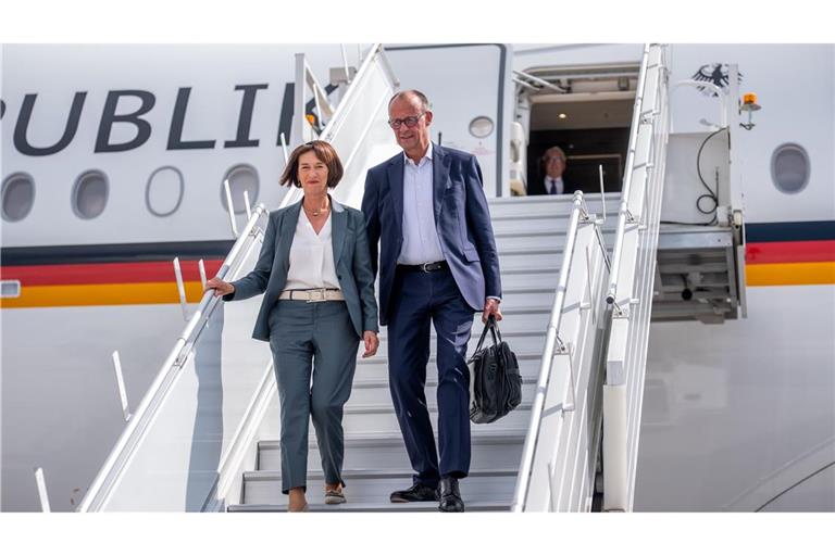 Ankunft in Kanada: Kanzler Friedrich Merz kommt in Begleitung seiner Frau Charlotte zum G7-Gipfel