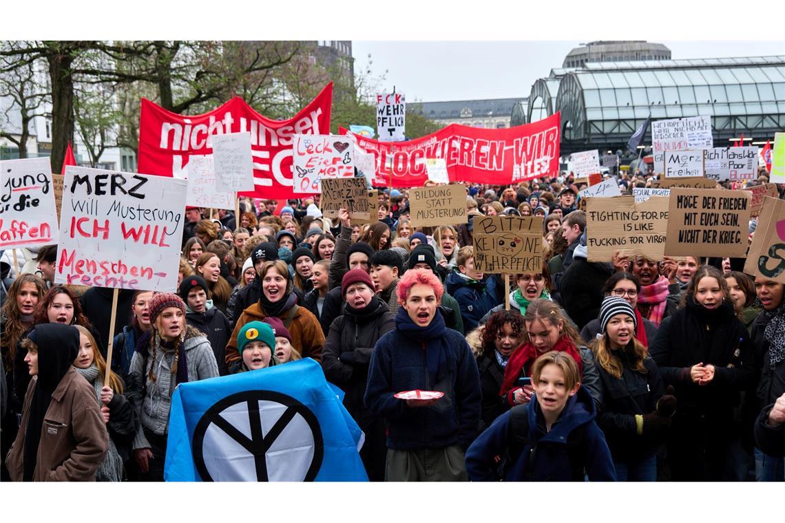 Anlässlich von bundesweiten Demonstrationen gegen einen Wehrdienst protestieren in Hamburg zahlreiche Menschen.
