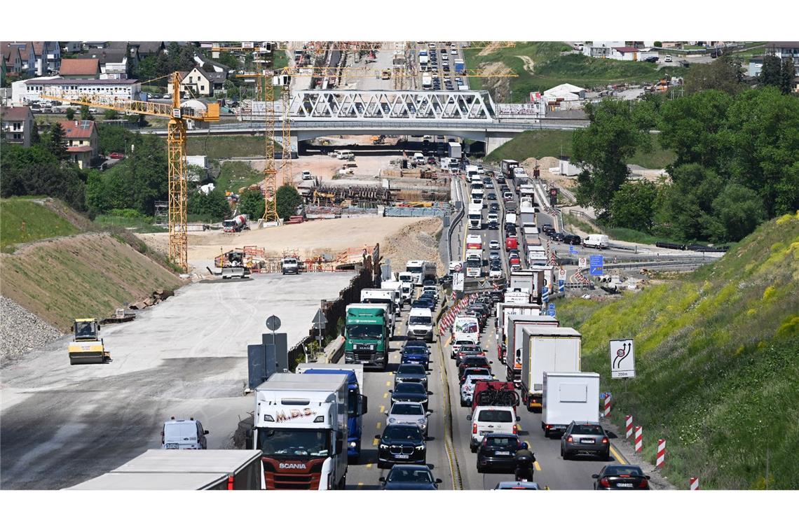 A8 bei Pforzheim Samstagnacht komplett gesperrt Anlass der Sperrung ist, dass TransnetBW Sicherheitsnetze unter dem Neubau der Stromleitung von Birkenfeld nach Ötisheim anbringen lässt. (Archivbild)