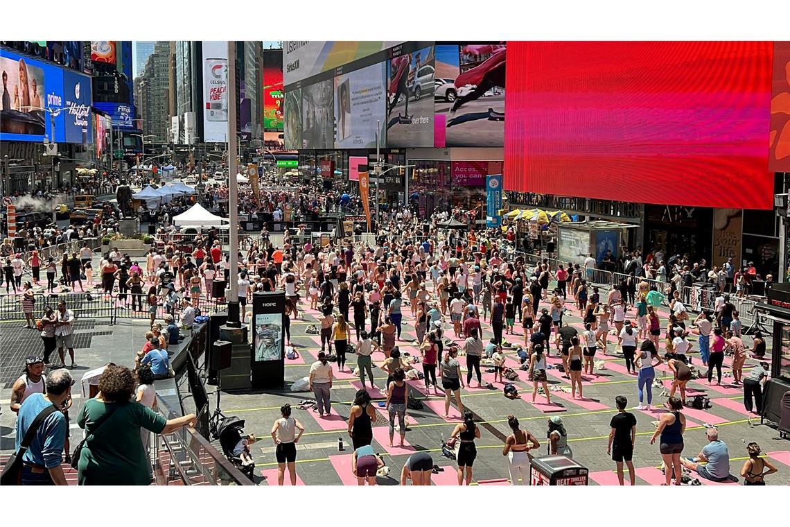 Trotz Hitzewelle: Massen-Yoga auf New Yorks Times Square Anlass für das Massen-Yoga ist der Welt-Yoga-Tag am 21. Juni.